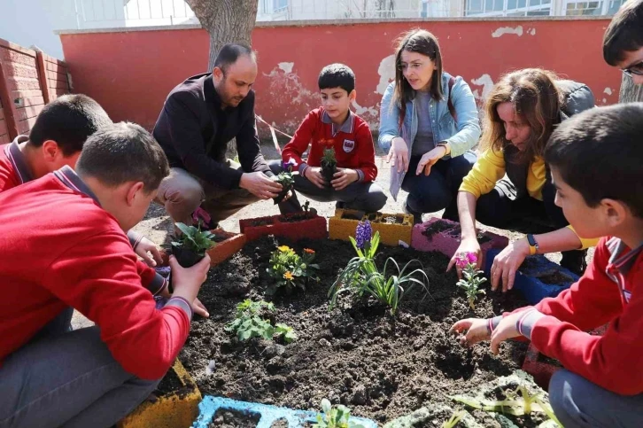 Okulun bahçesi miniklerin elleriyle renklendi
