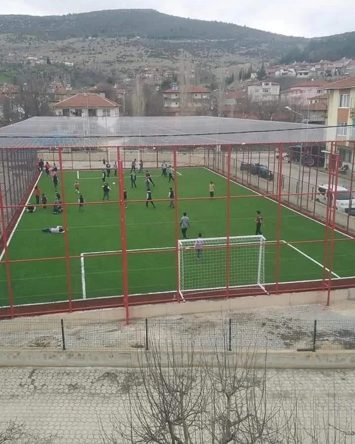 Okulun bahçesine yapılan halı saha çalışmaları tamamlandı
