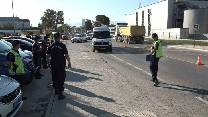 Bursa'da okulun ilk günü didik didik arandılar