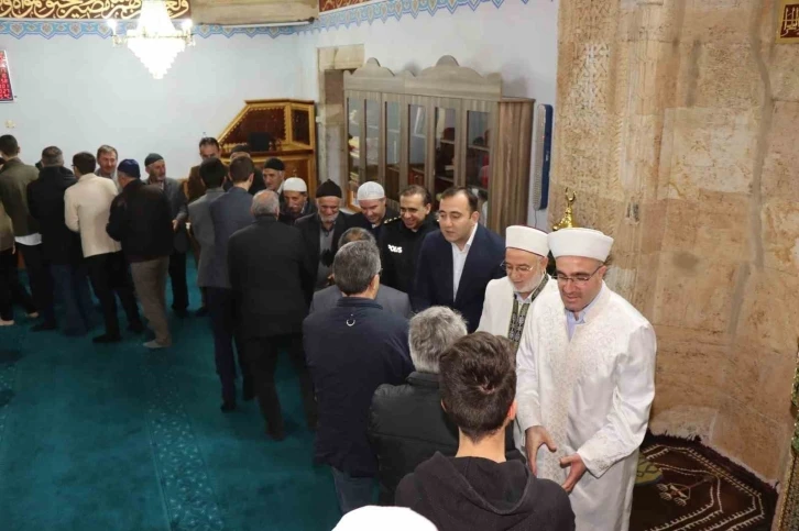 Oltulular Tarihi Aslanpaşa Camii’nde bayramlaştı
