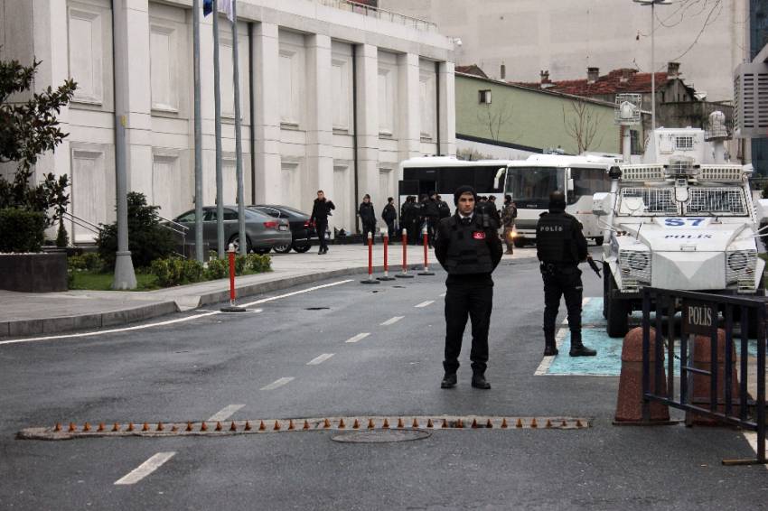 AK Parti binası önünde önlemler artırıldı