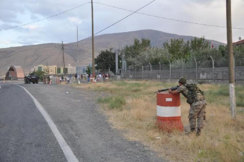 Karayolunu kesen PKK'lılara operasyon başlatıldı