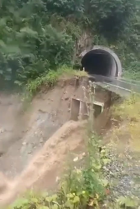 Ordu’da heyelan: Yol dereye uçtu
