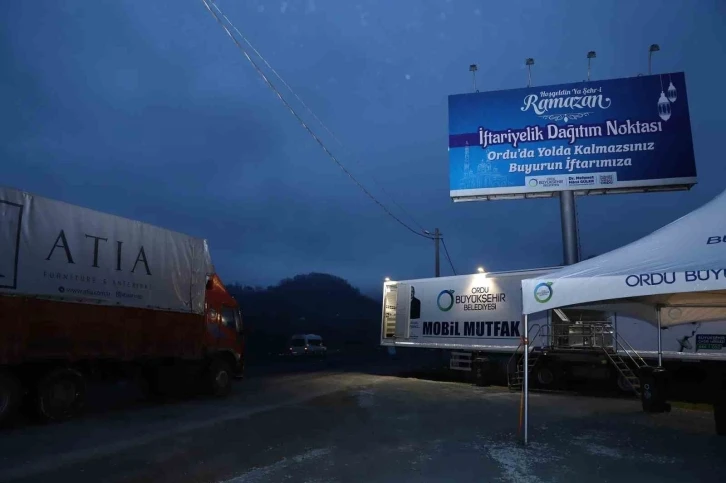 Ordu’da karayolu üzerinde iftar stantları kuruldu
