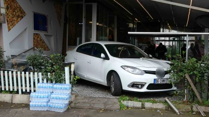 Ordu’da otomobil kafe bahçesine daldı: 3 yaralı
