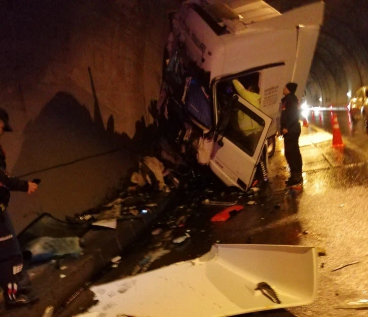 Ordu’da tünel içerisinde tır kazası: 1 yaralı
