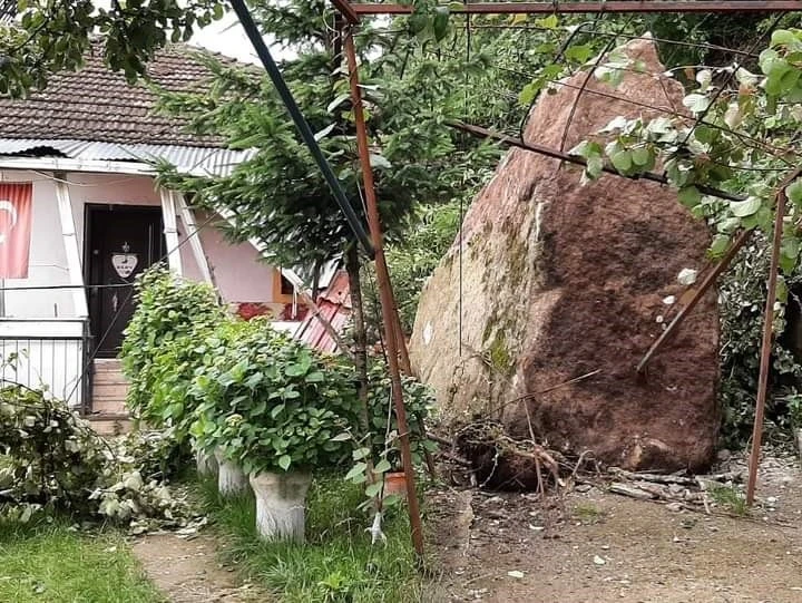 Ordu’da yamaçtan düşen dev kaya parçası eve çarptı
