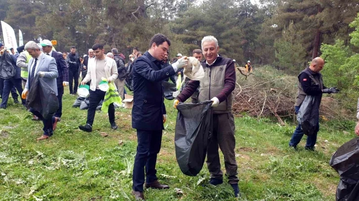 Orhaneli ormanlarında çöpler toplandı
