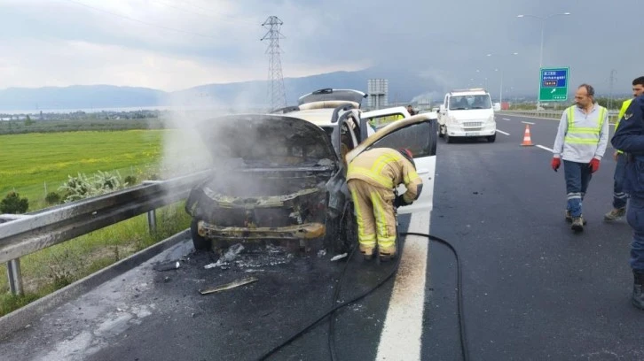 Orhangazi'de Kuveytli ailenin bulunduğu otomobil alev topuna döndü