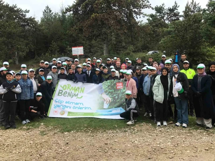 Ormana atılan çöpler el birliğiyle toplandı
