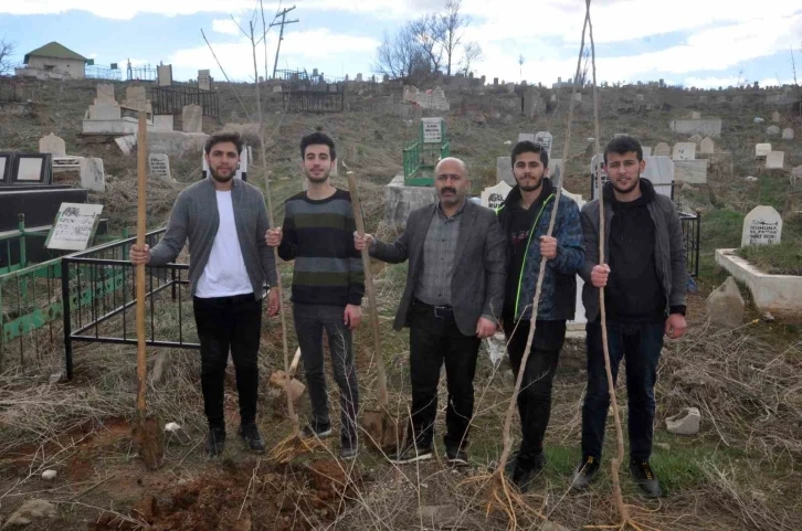 Örnek öğretmen öğrencileriyle mezarlıkta 100 fidan dikti
