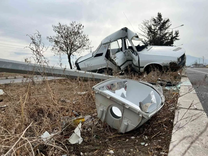 Ortadan ikiye bükülen otomobilin sürücüsü araçta sıkıştı
