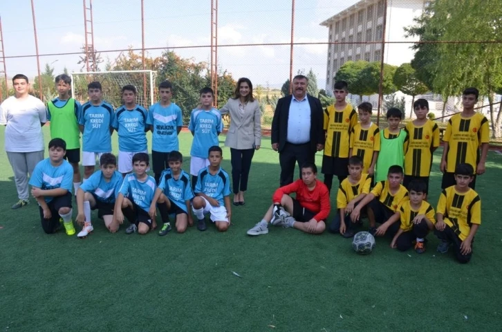 Ortaokullar arası ’Cumhuriyetimizin 100’üncü Yılı Futbol Turnuvası’ heyecanı başladı
