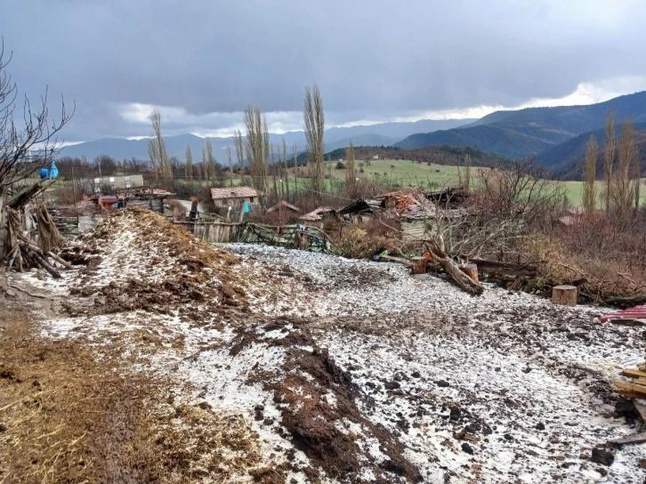 Osmancık’ta leblebi büyüklüğünde dolu yağdı
