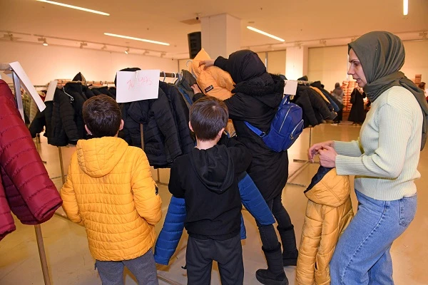 Osmangazi Belediyesi'nin Sevgi Mağazası yürekleri ısıtmaya devam ediyor 