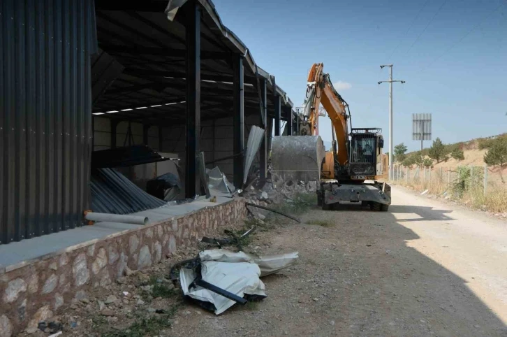 Osmangazi’de tarım arazileri kaçak yapılardan temizleniyor