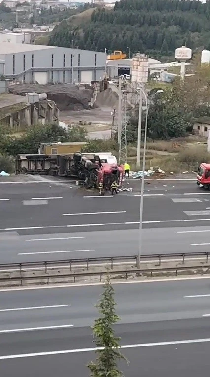 Osmangazi Köprüsü girişinde tır devrildi
