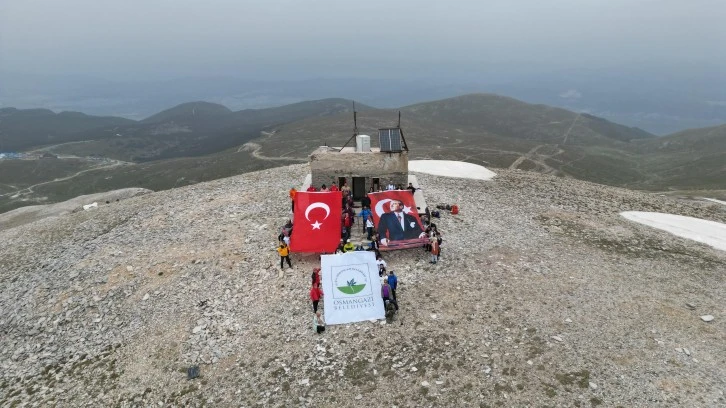 Osmangazili dağcılar 19 Mayıs’ı Uludağ zirvede kutladı