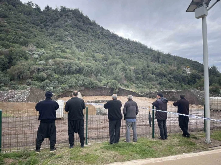 Osmaniye’de dere kenarında bulunan toprak yol çöktü
