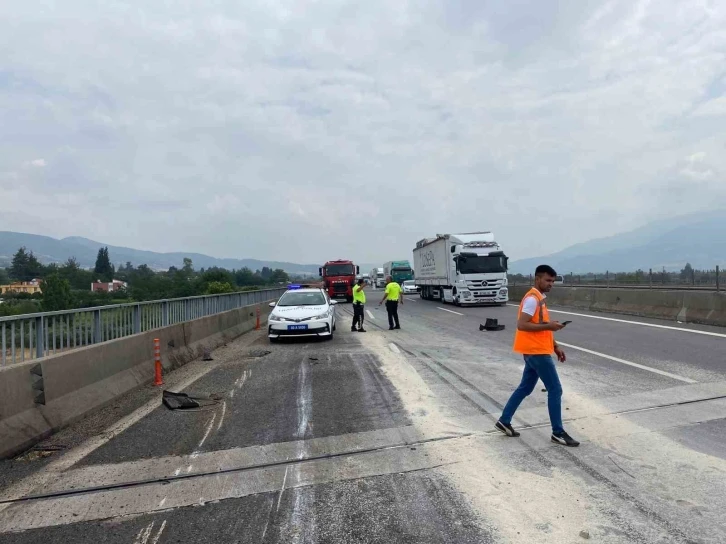 Osmaniye’de dorsesinde pirinç taşıyan tır otoyolda devrildi
