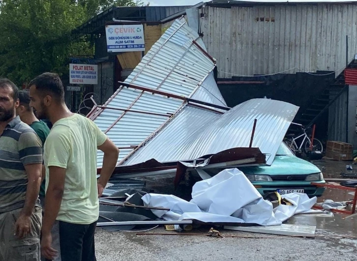 Osmaniye’de şiddetli fırtına çatıları uçurdu, yollar göle döndü