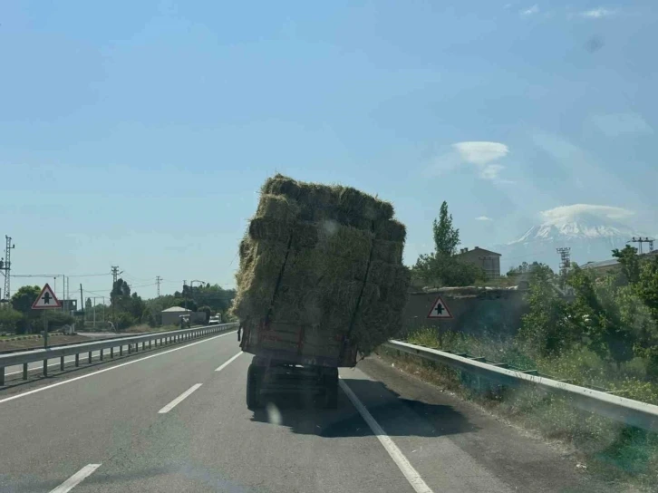 Ot yüklü traktörün tehlikeli seyri kamerada
