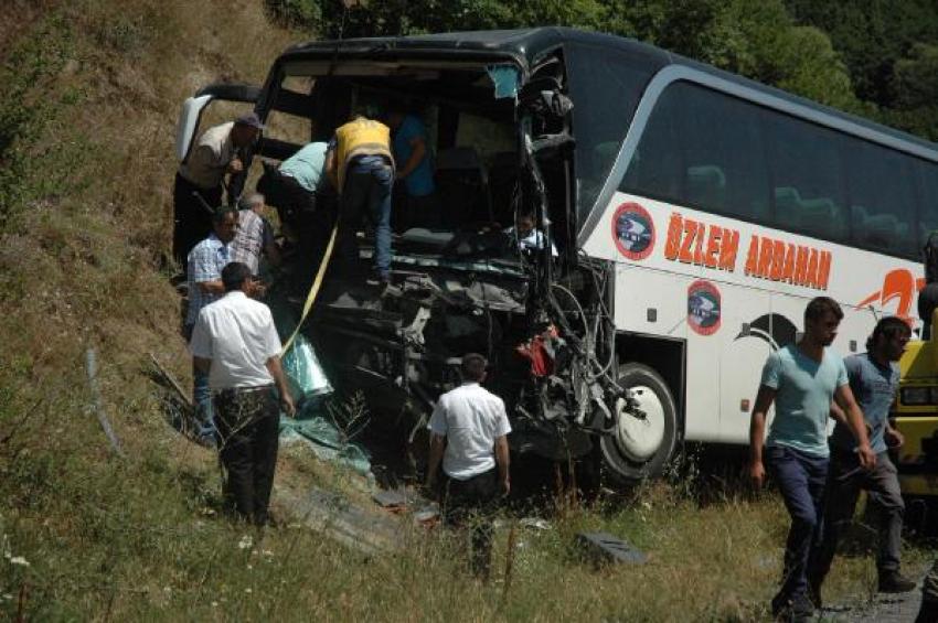 Yolcu otobüsü kamyonetle çarpıştı: 1 ölü, 3 yaralı