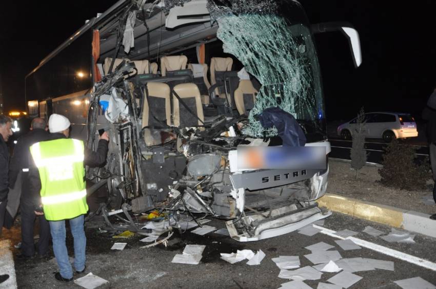 Otobüs kamyona arkadan çarptı: 1 ölü, 12 yaralı