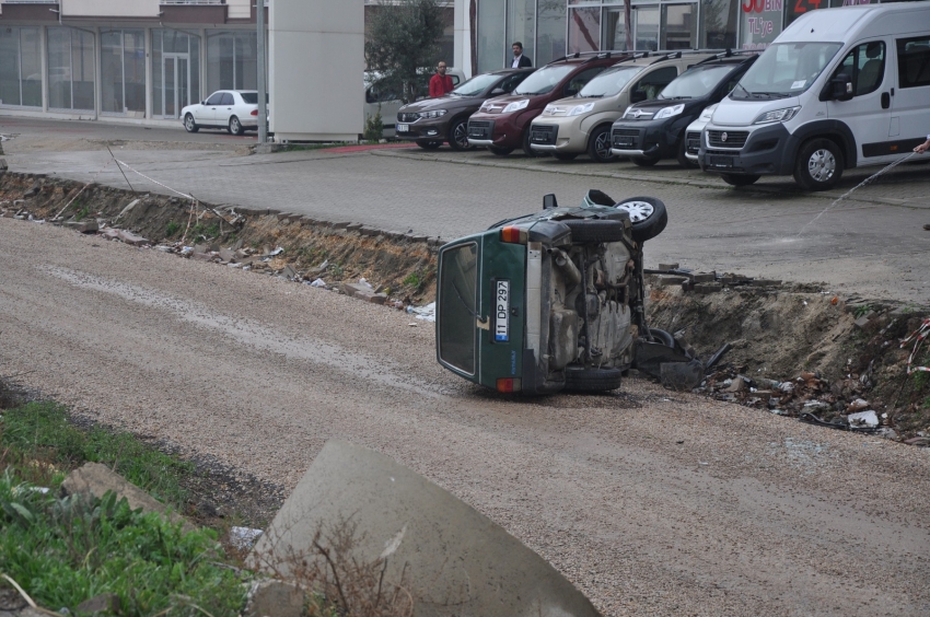 Bursa'da otomobil yoldan çıktı: 3 yaralı