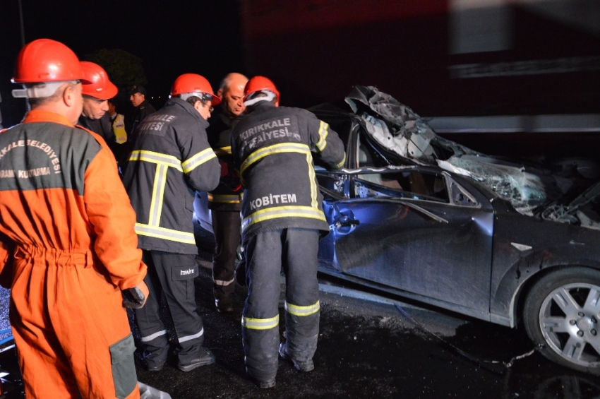 Otomobil ışıkta duran kamyona çarptı: 2 ölü