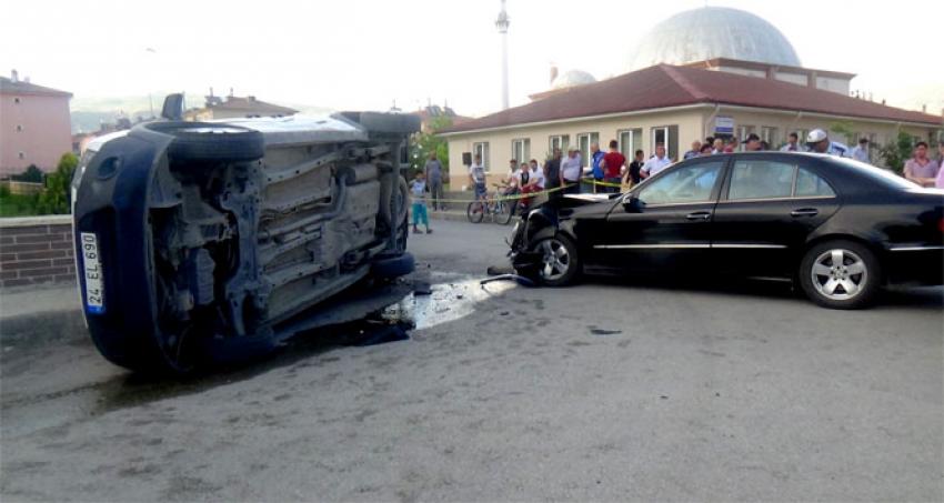 Otomobil polis otosuna çarptı: 2’si polis 3 yaralı