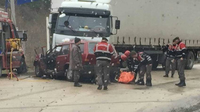  Bursa’da otomobil TIR’ın altına girdi