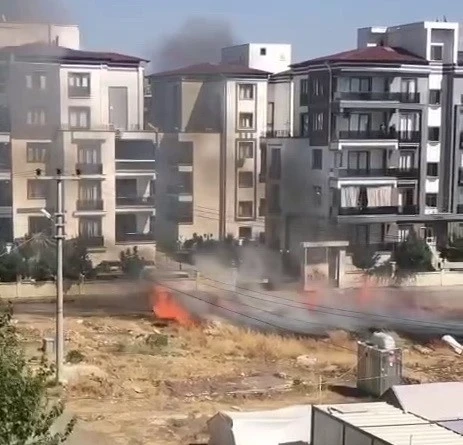 Otluk alanda çıkan yangın çadır ve konteynerlere sıçramadan söndürüldü
