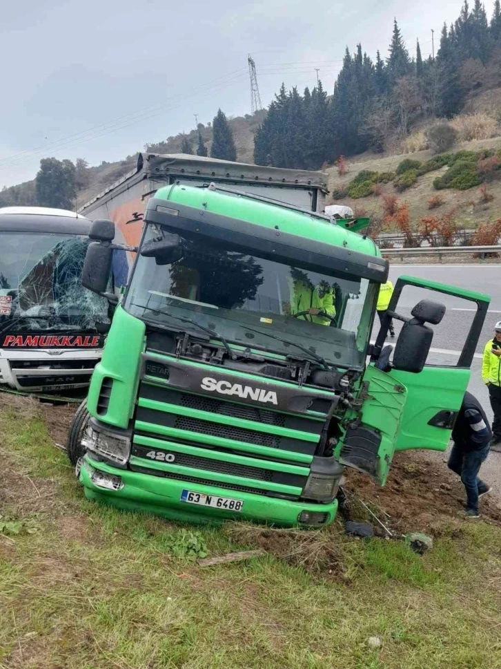 Otobana sığamayan kamyonla tır yoldan çıktı
