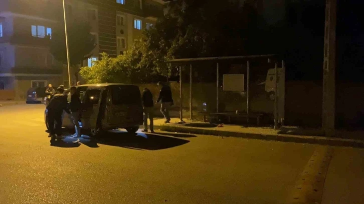 Otobüs durağında oturanlara ateş açıldı: 3 yaralı
