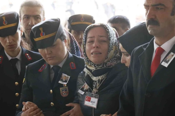 Otobüs kazasında şehit olan Eren Öztürk, Adana’da son yolculuğuna uğurlandı
