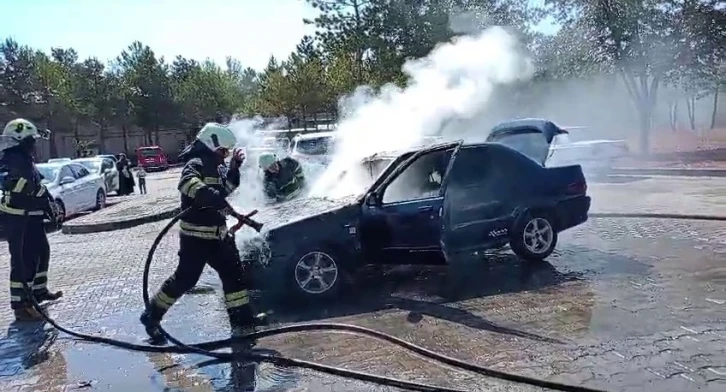 Otomobil alev topuna döndü, o anlar cep telefonu kamerasına yansıdı
