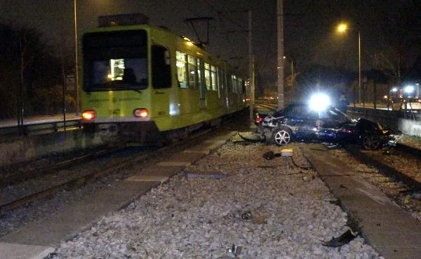 Otomobil, bariyerleri aşıp metro hattına girdi