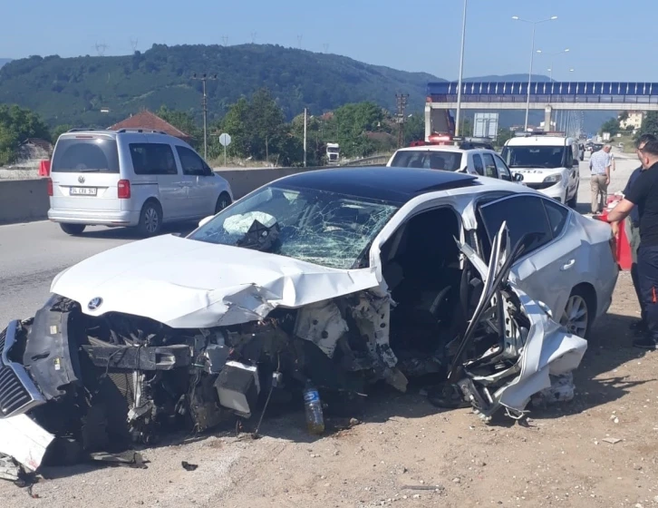 Otomobil beton bariyerlere çarptı: 3’ü çocuk 5 yaralı