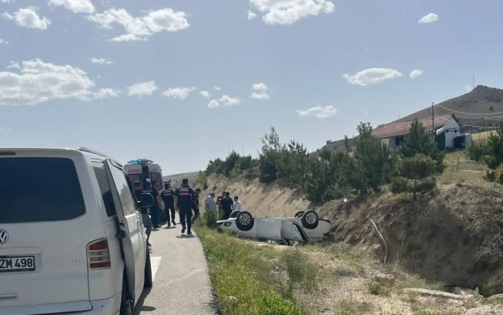 Otomobil çekici ile çarpışıp takla attı: 1 ölü, 1 yaralı
