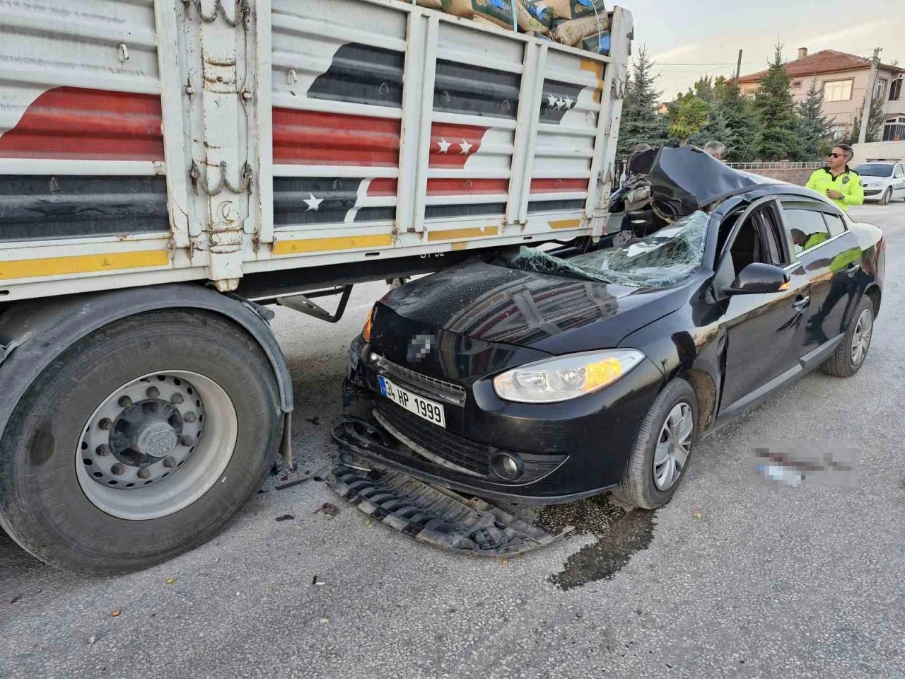 Otomobil çimento yüklü tırın altına girdi: 1’i ağır 4 yaralı
