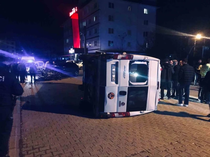 Otomobil ile çarpışan minibüs devrildi: 2 yaralı
