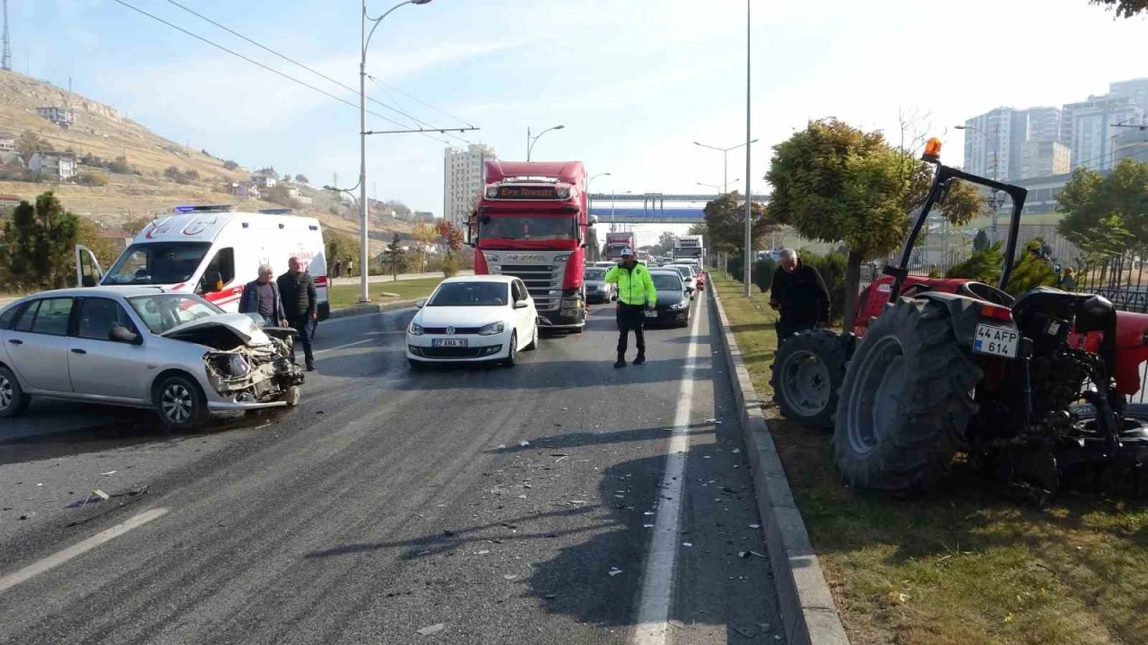 Otomobil ile traktör çarpıştı: 2 yaralı
