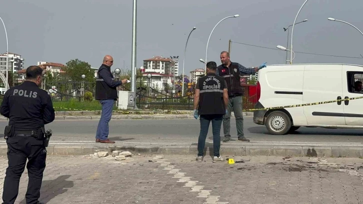 Otomobil kaldırımda yürüyenlerin arasına daldı: 1 yaralı
