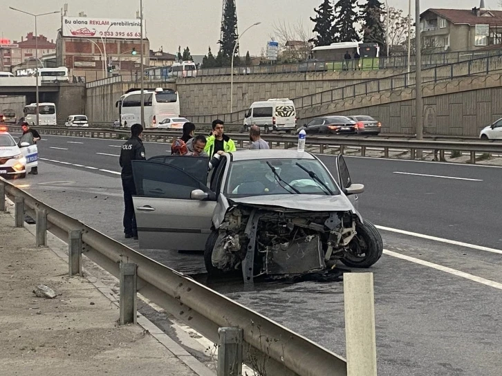 Otomobil önce tıra ardından bariyerlere çarptı: 2 yaralı
