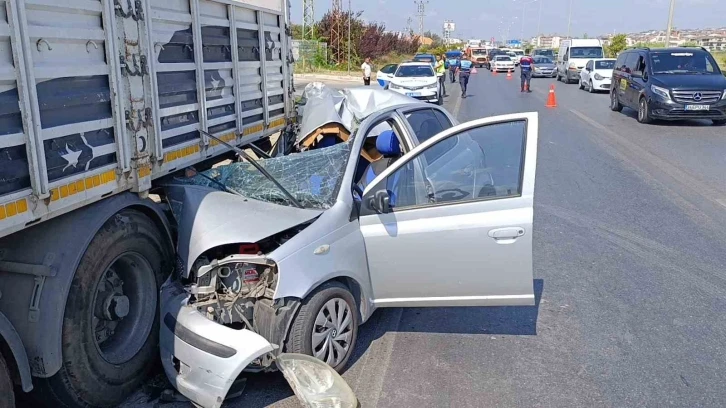 Otomobil park halindeki tıra çarptı, 21 yaşındaki genç kız yaşamını yitirdi
