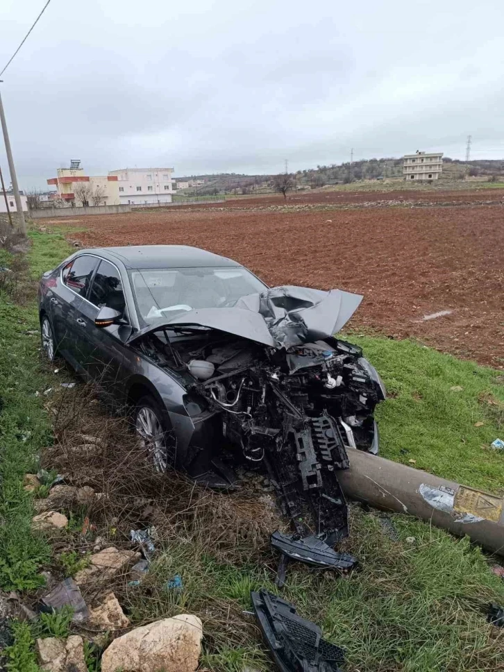 Otomobil sürücüsü beton direğe çarparak durabildi: 4 yaralı
