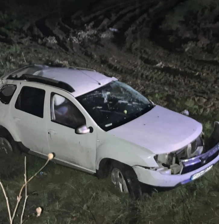 Otomobil sürücüsü direksiyon hakimiyetini kaybetti: 2 ölü, 1 yaralı
