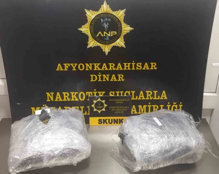 Otomobilde yapılan aramada 2 kilogram 290 gram skunk isimli uyuşturucu le geçirildi
