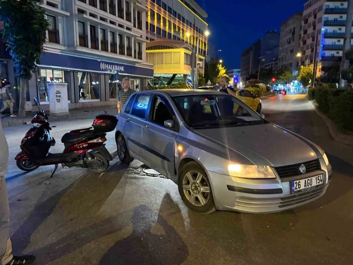 Otomobile çarpan elektrikli bisiklet sürücüsü yaralandı
